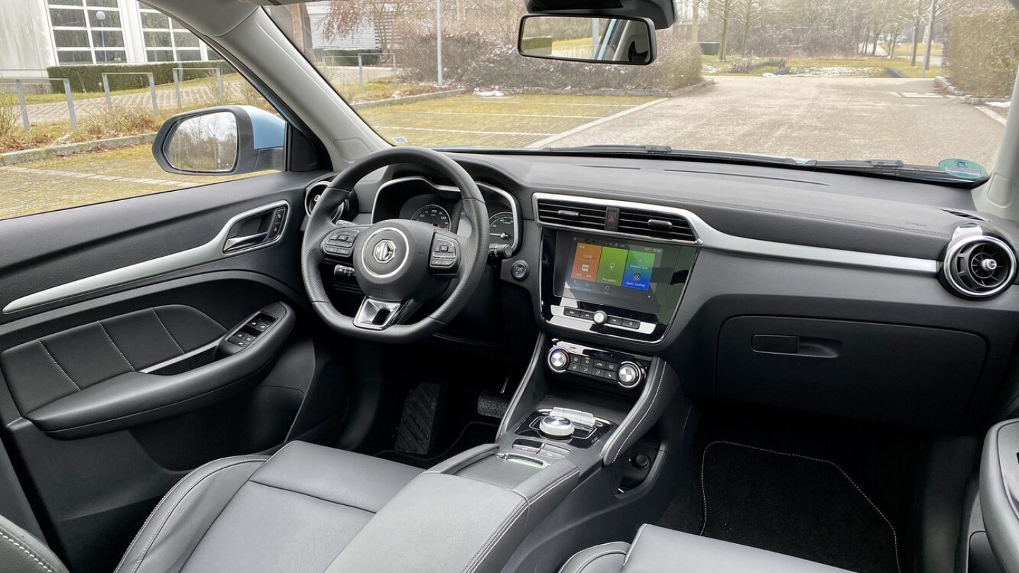Das Cockpit des MG ZS EV wirkt aufgeräumt, die Verarbeitung ist gut.