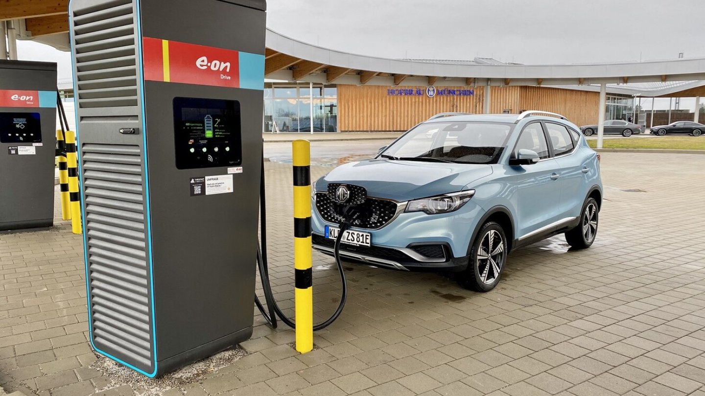 Bis zu 85 kW Ladeleistung sollen möglich sein, im Test waren es nur 30. Kann aber am Anwenderfehler liegen.