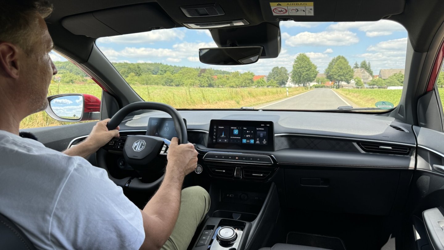 Das Cockpit ist modern, die Übersicht beim Fahren gut.