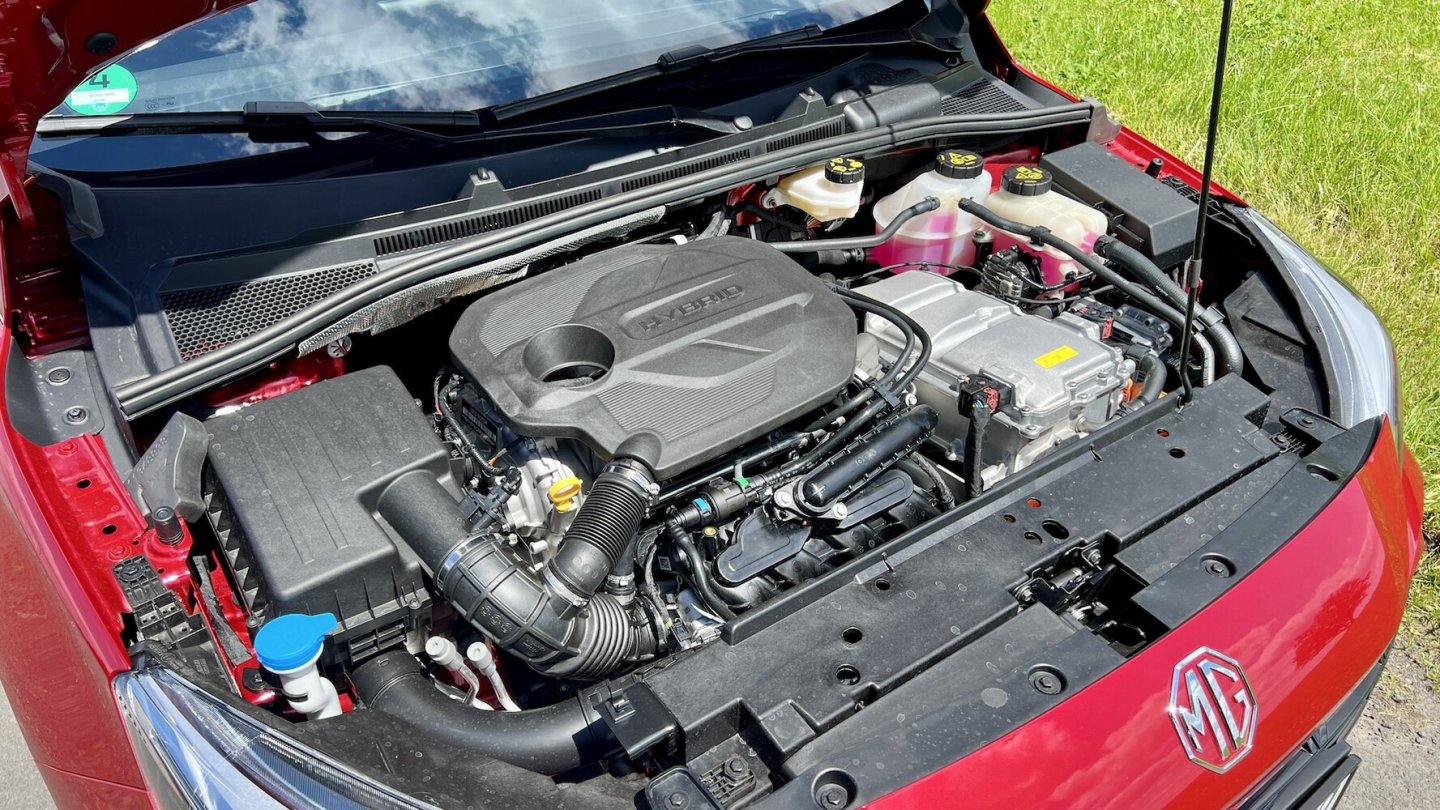 Wir erreichten mit dem Hybrid-Antrieb Werte um sechs Liter je 100 Kilometer.