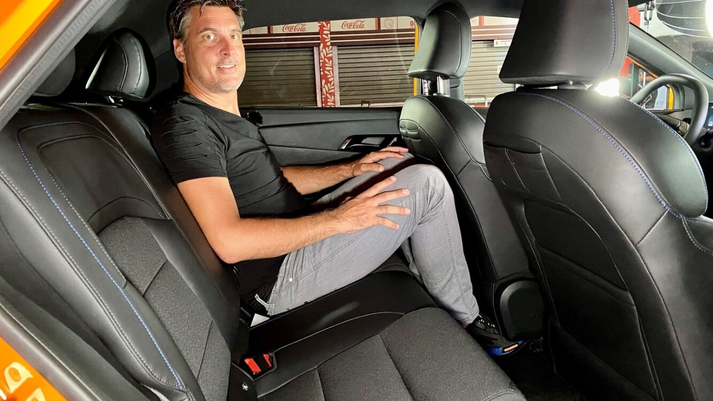 Im Fond gibt es viel Platz für Kopf und Beine. Die Bank ist aber flach montiert.