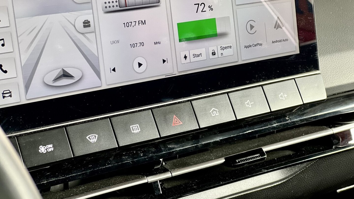 Fahrrelevante Funktionen wie die Rekuperation lassen sich leider nur über das Menü steuern.