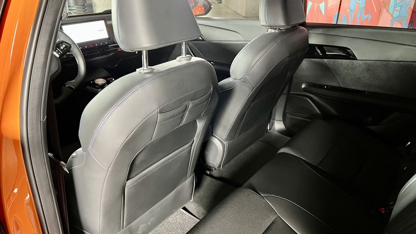 Kleine Ablagetaschen an den Sitzlehnen kennt man auch von VW.