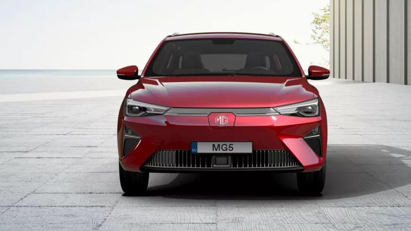 Der Ladeanschluss liegt zentral in der Frontmaske.