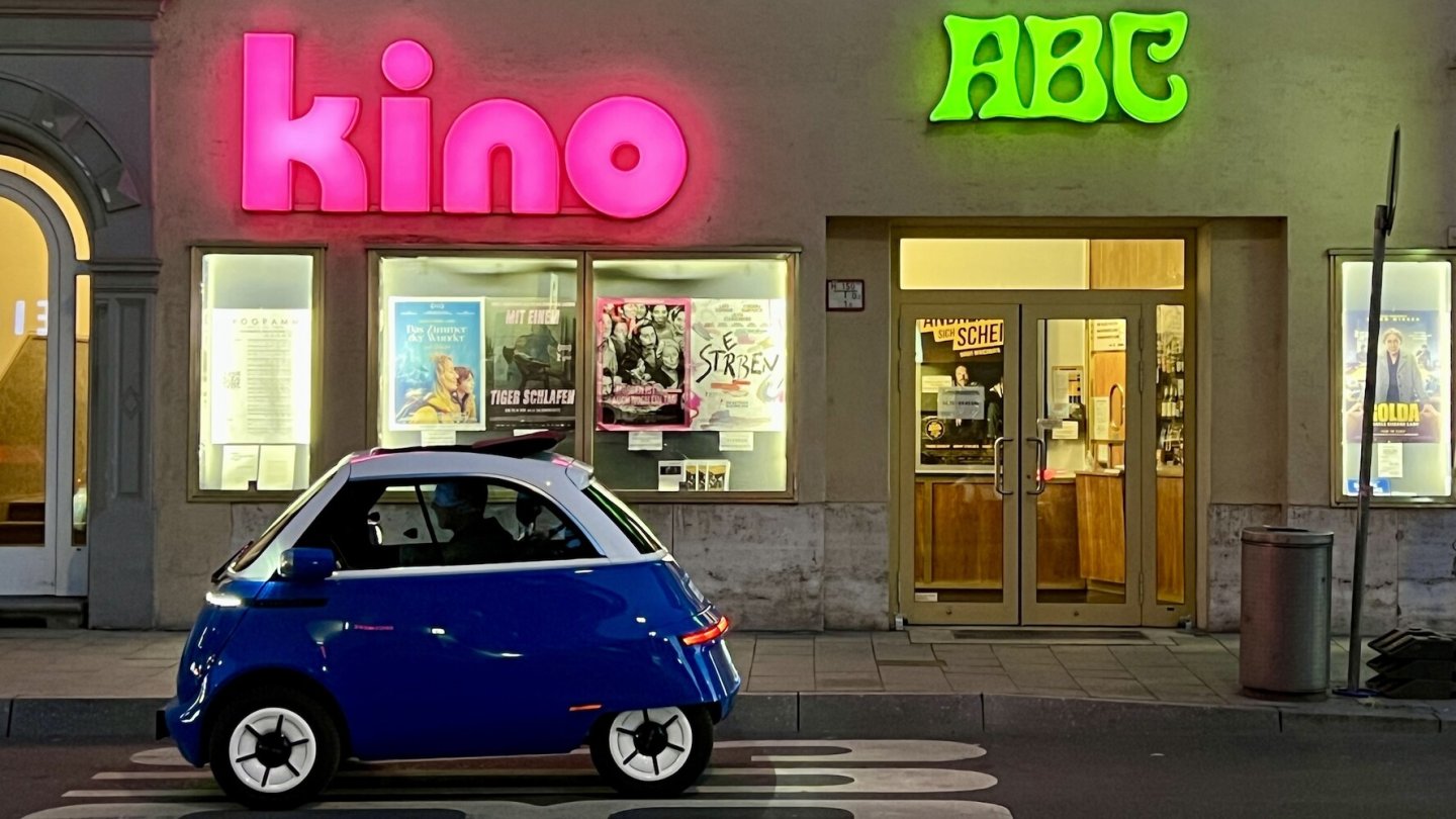 In der Stadt zuhause: Der Microlino kommt an - im doppelten Wortsinn.