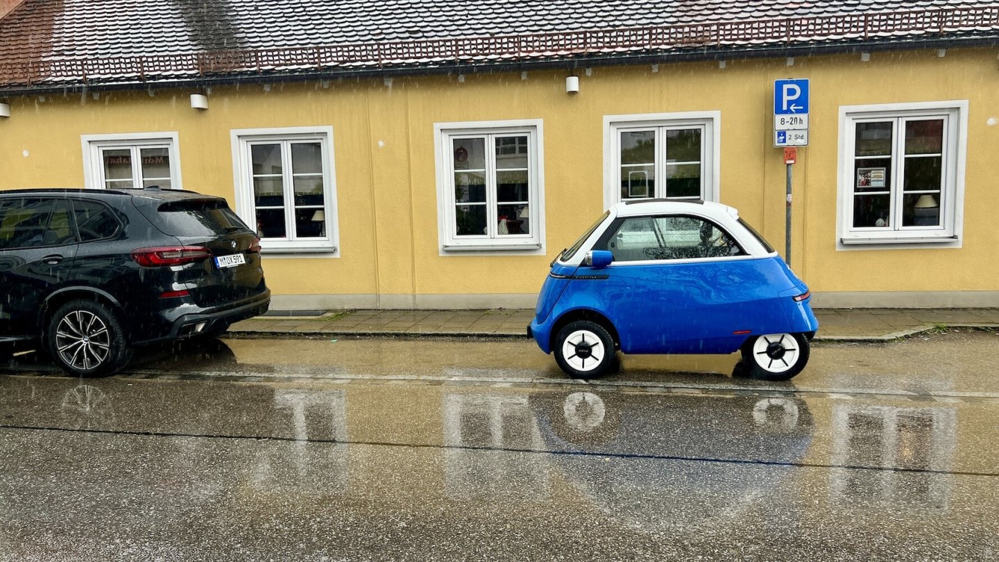 So viel Abstand muss nicht sein - aber wer sich einparken lässt, kommt über die Fronttür nicht mehr hinein.
