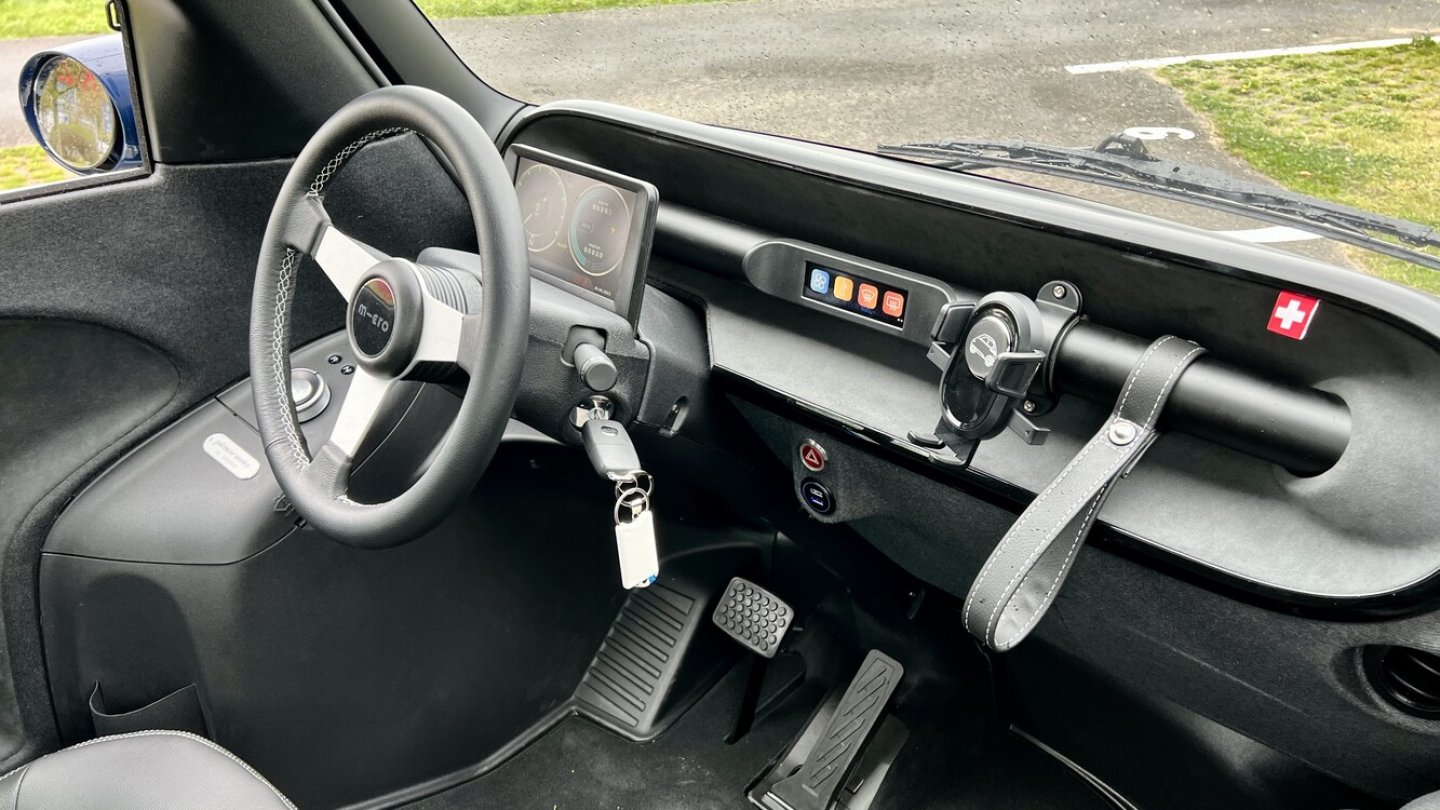 Das kleine Display in der Mitte ist ein Touchscreen.