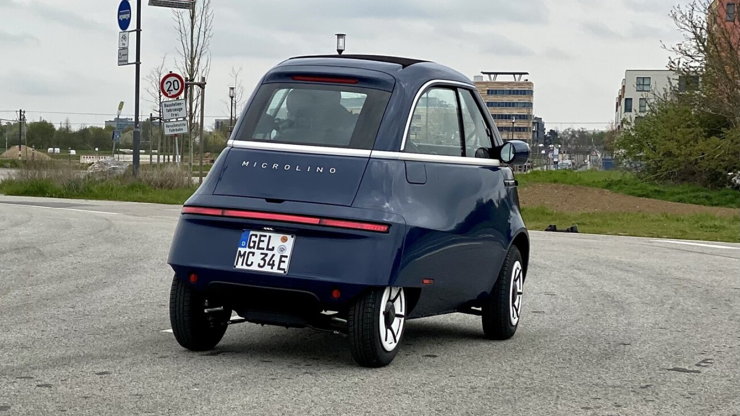 Auch in fixen Kurven liegt der Microlino stabil auf der Straße.