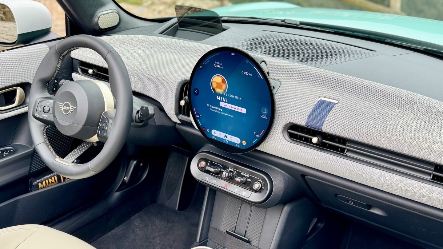 Das runde OLED-Display versammelt alle Anzeigen und Bedienelemente.