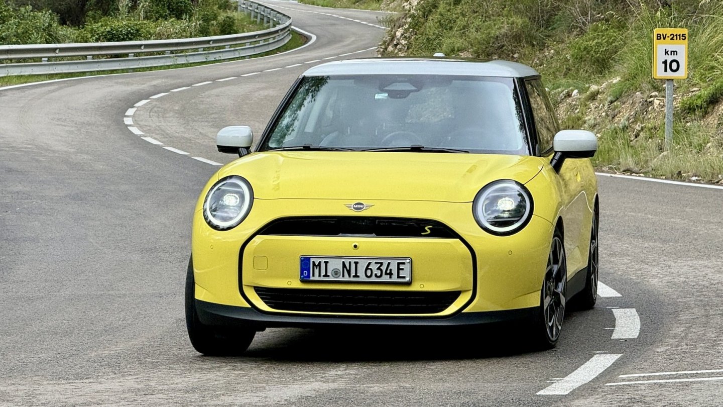 Kurven und der Mini Cooper SE - eine verlockende Kombination.