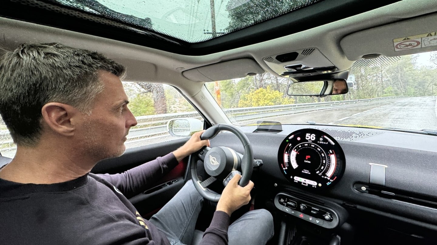 Alle Informationen und die meisten Einstellmöglichkeiten versammeln sich im runden OLED-Display.