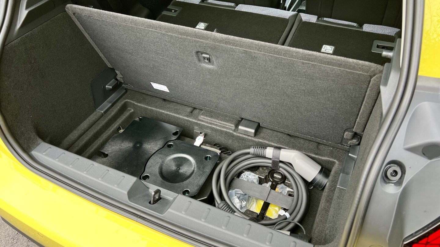 Auch dieses reine Elektroauto hat keine bessere Idee, als das Ladekabel im Kofferraum-Keller umherzufahren.