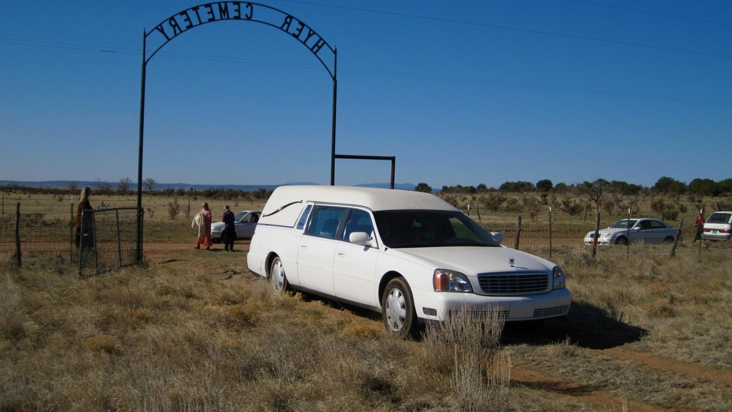 Auch weniger alltägliche Fahrzeuge wie ein Leichenwagen lassen sich beleihen.