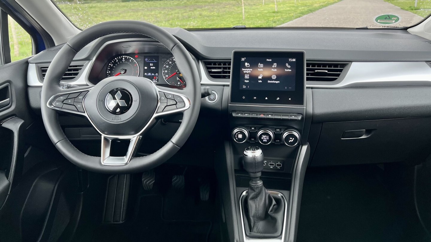 Ein sieben Zoll großes Display ist Serie. Apple CarPlay und Android Auto ebenso.