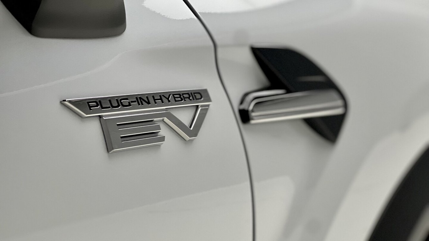 Das Emblem für den Plug-in Hybrid kommt aus dem Mitsubishi-Regal.
