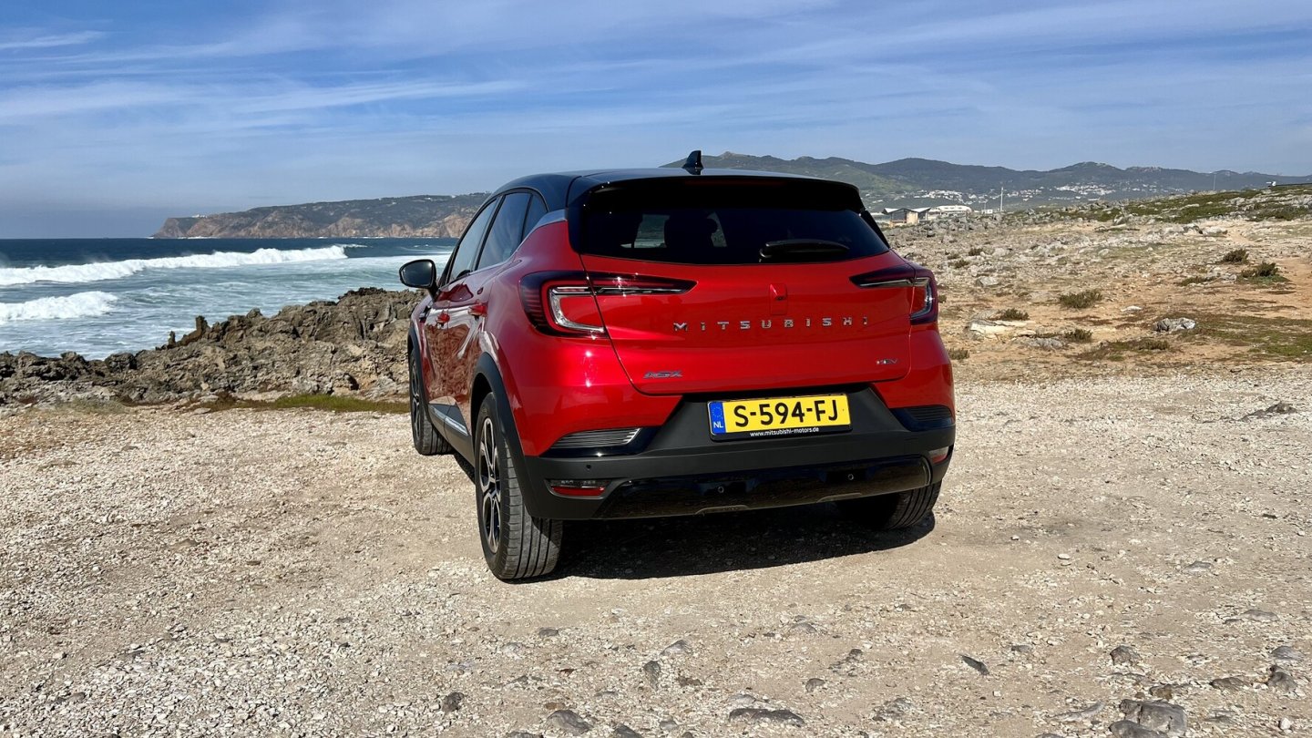 Die Farbe des Testwagens heißt Aurora Rot Metallc. Mit schwarzem Dach kostet sie 1.200 Euro Aufpreis.