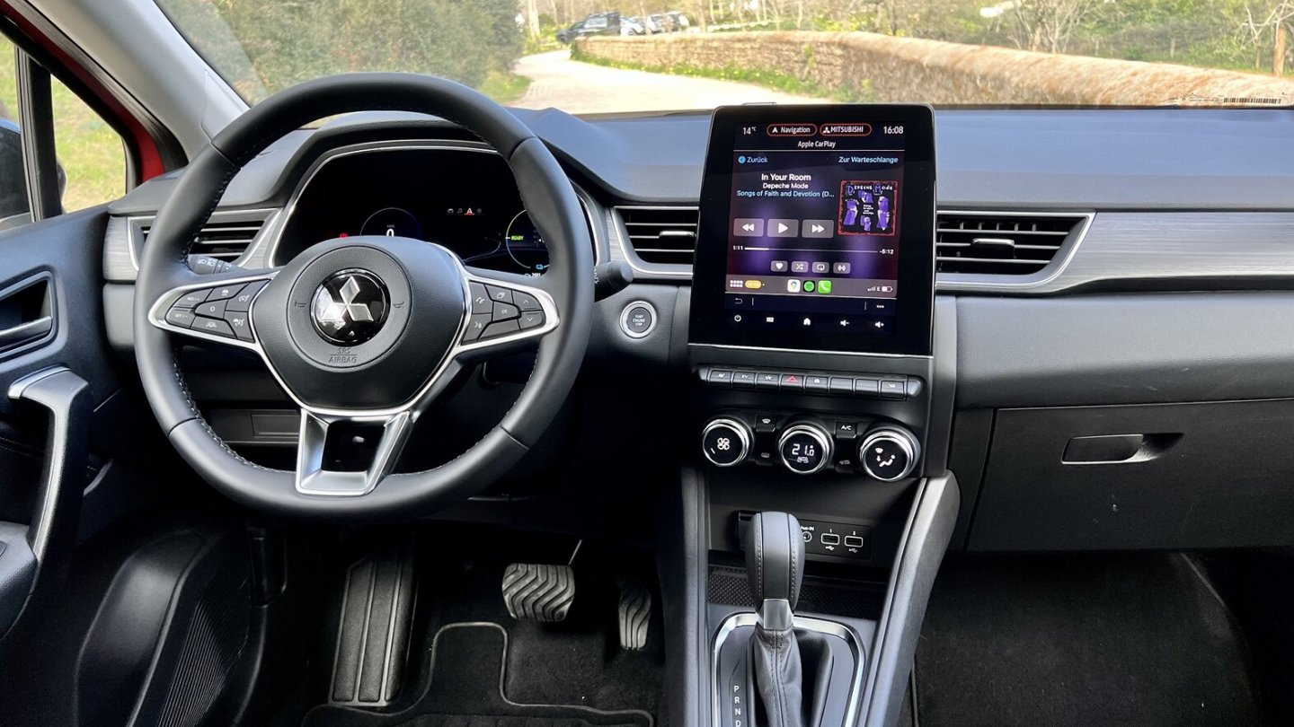Apple CarPlay und Android Auto laufen ohne Kabel. Induktives Laden gibt es leider nur im ASX Top.