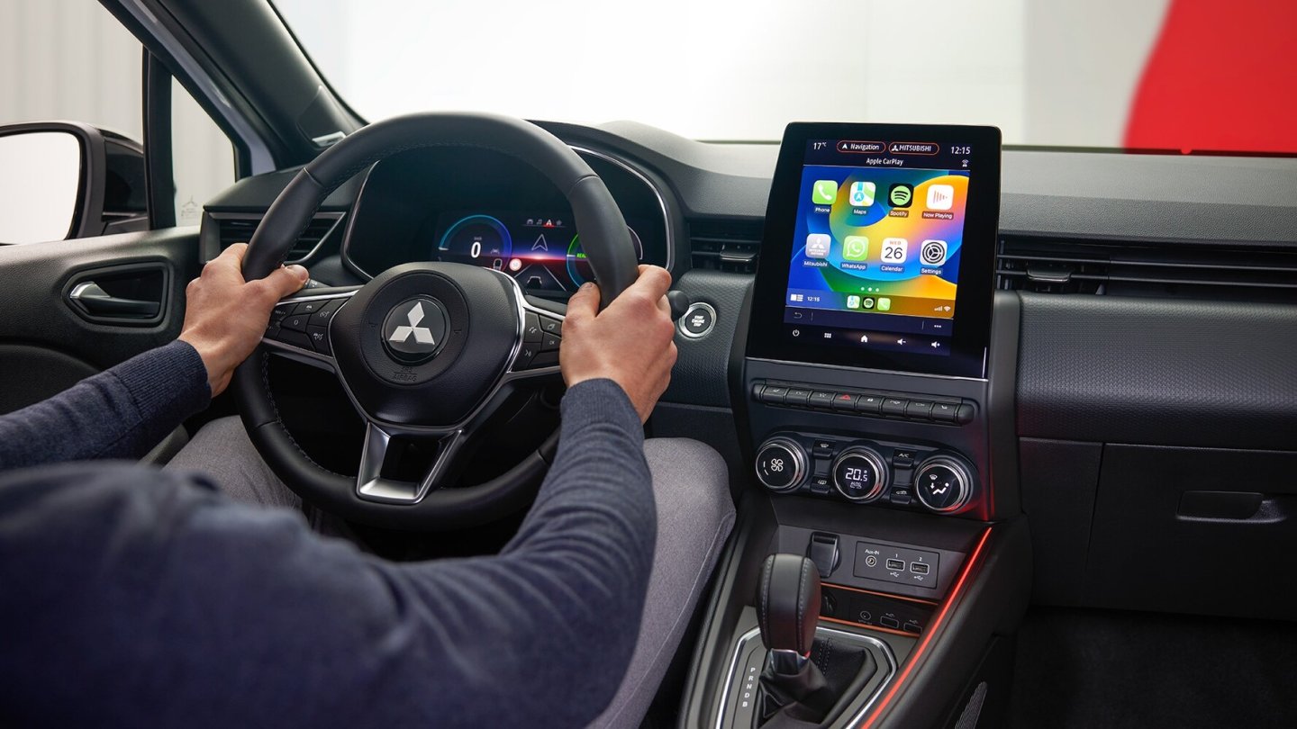 Auch das Cockpit entspricht, bis auf die Logos, dem des Renault Clio.