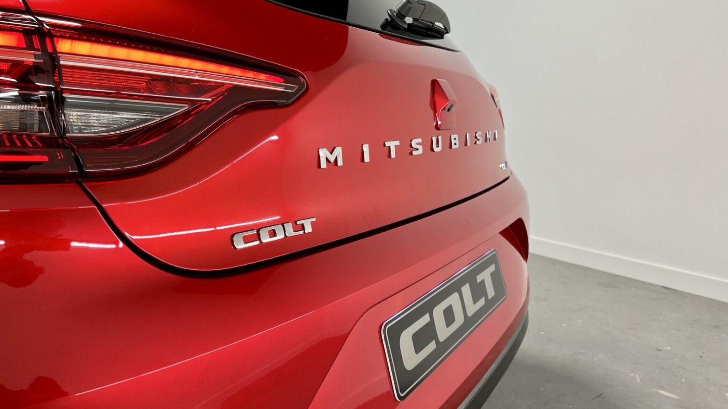 Wie beim ASX wirkt die Rückfahrkamera ohne Renault-Logo drumherum etwas verloren.