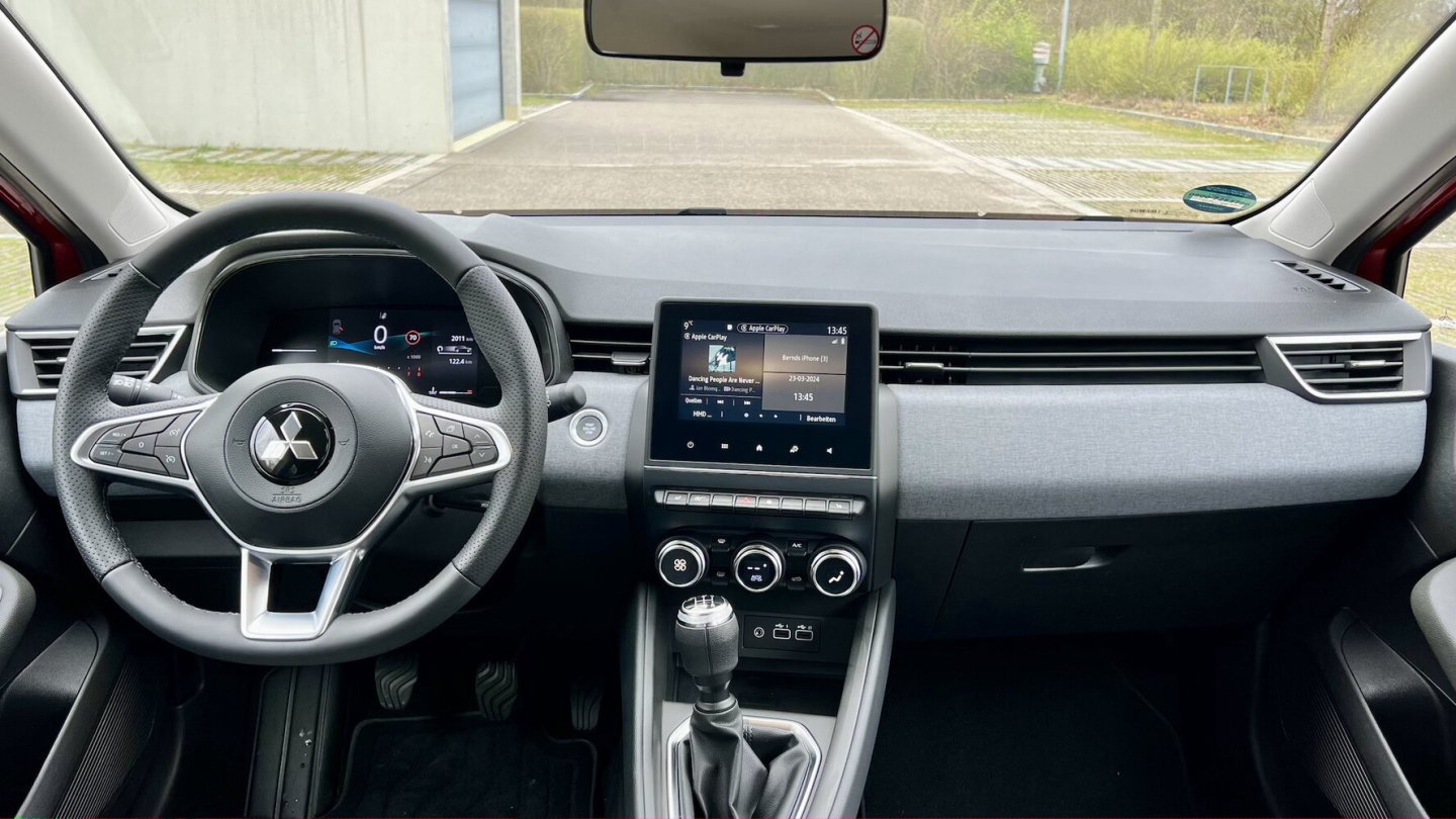 Das 7-Zoll-Display zeigt Smartphone-Inhalte ohne Kabelverbindung an.