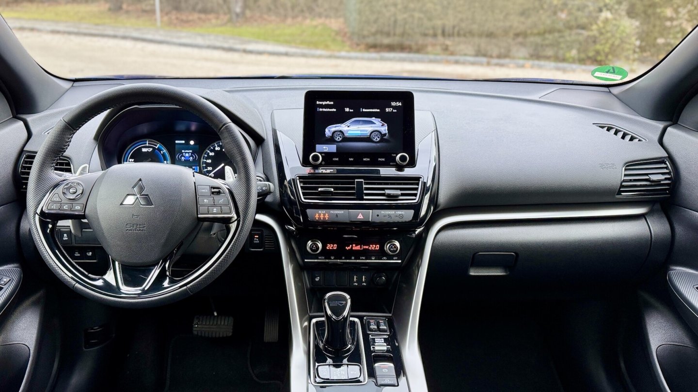 Das Infotainment-Display zeigt auf Wunsch den Energiefluss an.