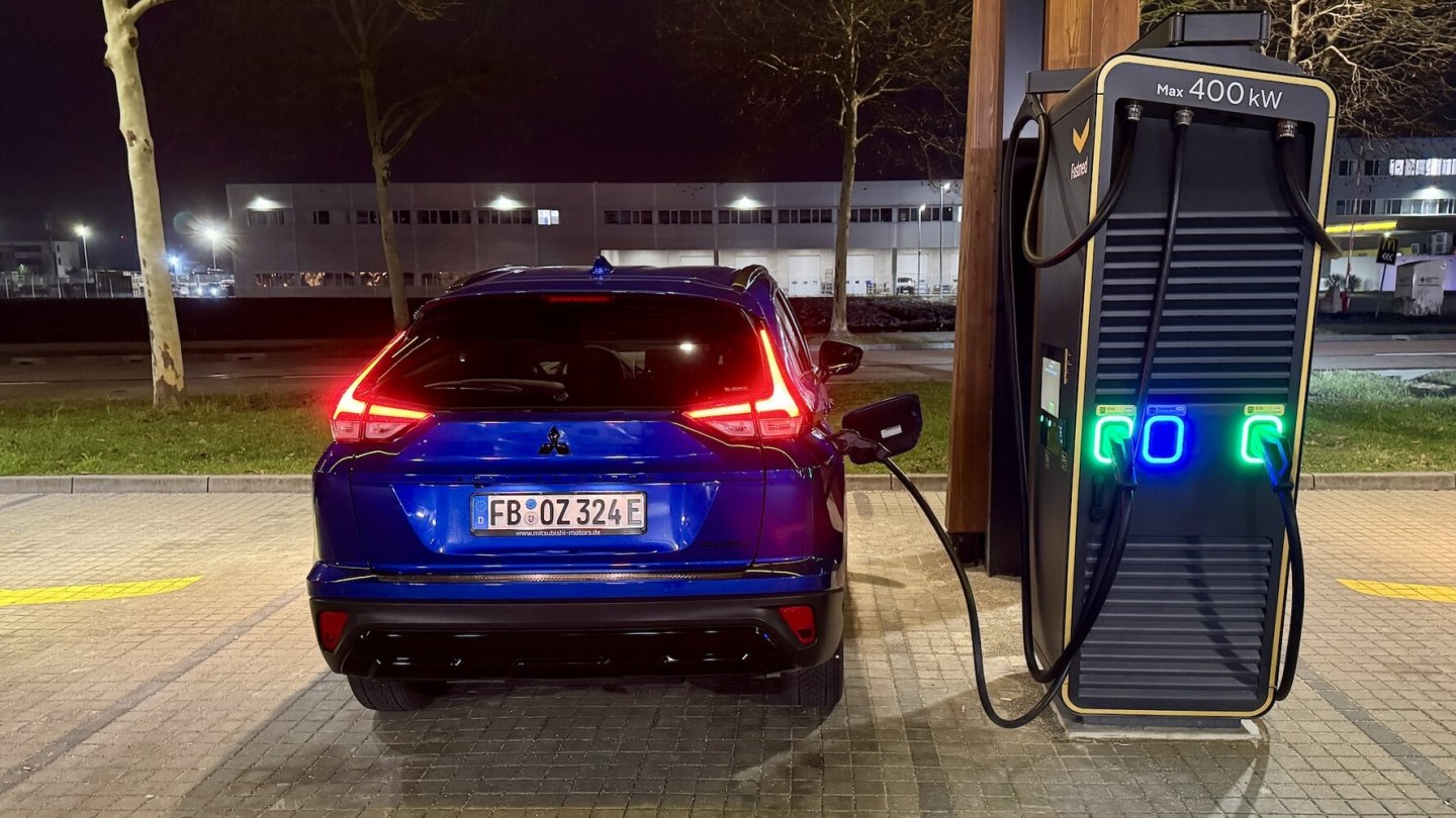Beim Schnellladen setzt Mitsubishi auf den eher seltenen CHAdeMO-Standard.