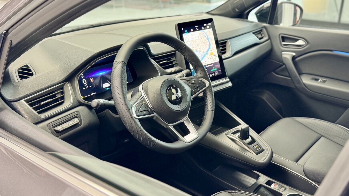 Das Lenkrad trägt die drei Diamanten im Pralltopf. Von Renault übernommen wird die Google-Software im Cockpit.