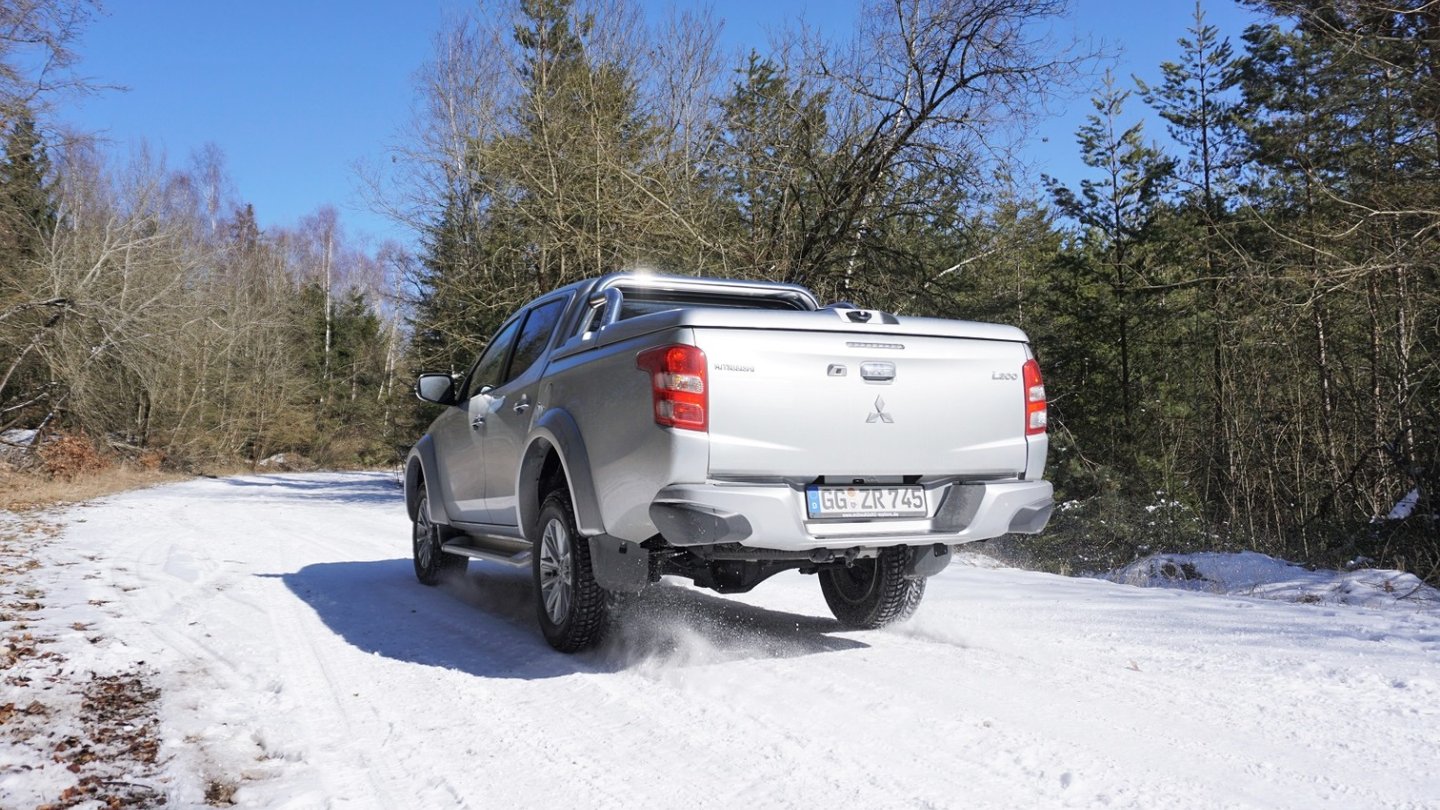 Am Heck trägt der Mitsubishi L200 eine robuste Stoßstange.