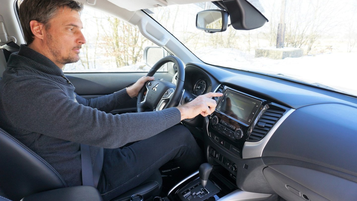 Das Infotainment im Mitsubishi L200 kann Apple CarPlay und Android Auto.