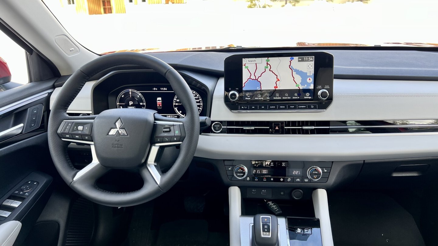 Das Cockpit erfreut mit einer logischen Bedienstruktur samt vieler Knöpfe.