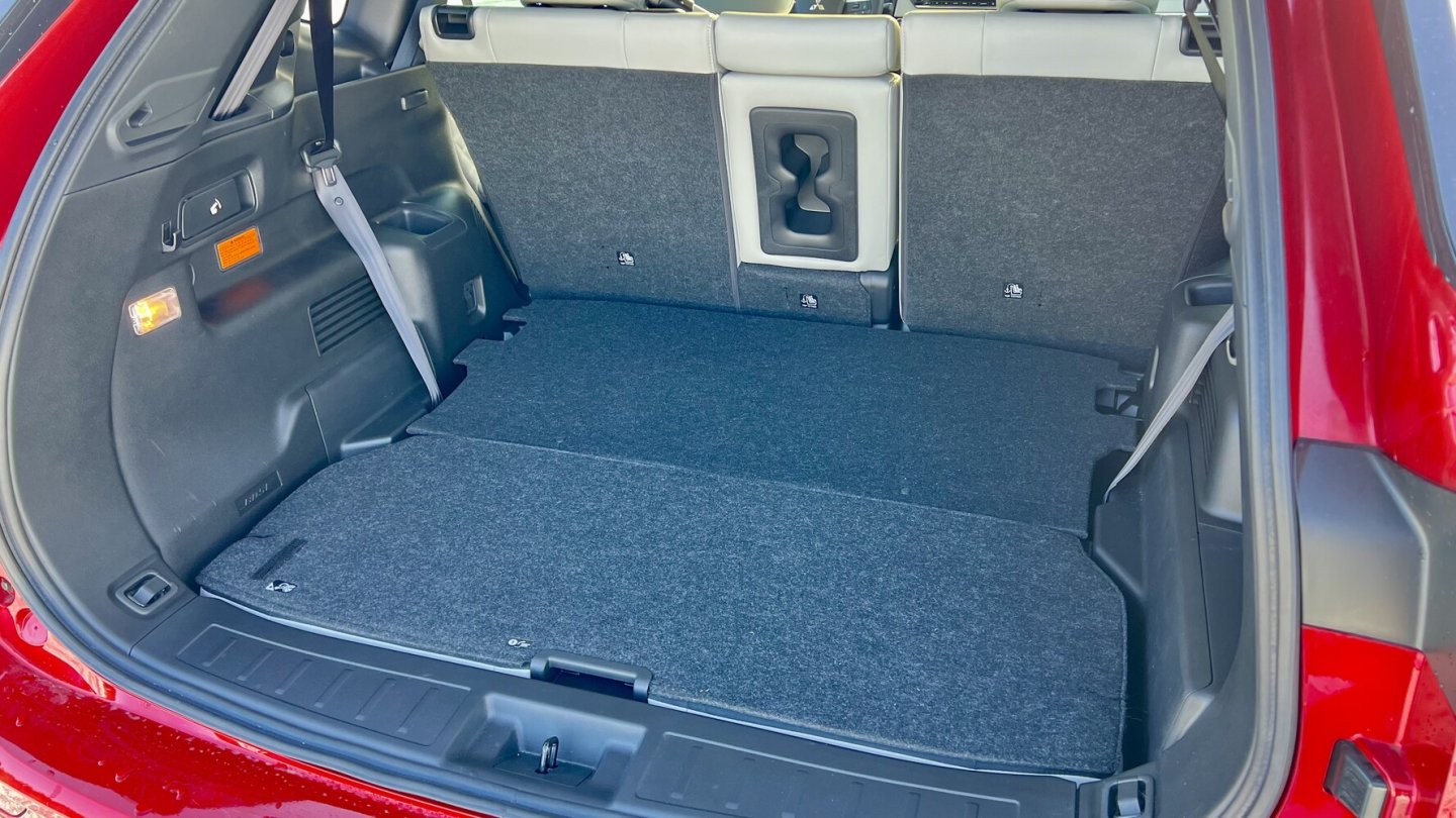 Die dritte Sitzreihe verschwindet im Kofferraumboden.