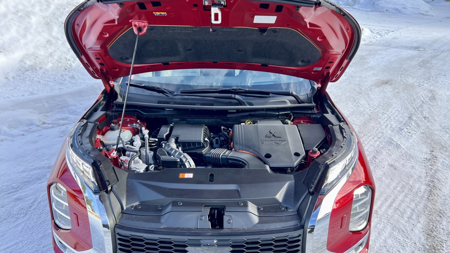 Der 2,4 Liter große Benziner arbeitet in den meisten Fällen als Stromlieferant.