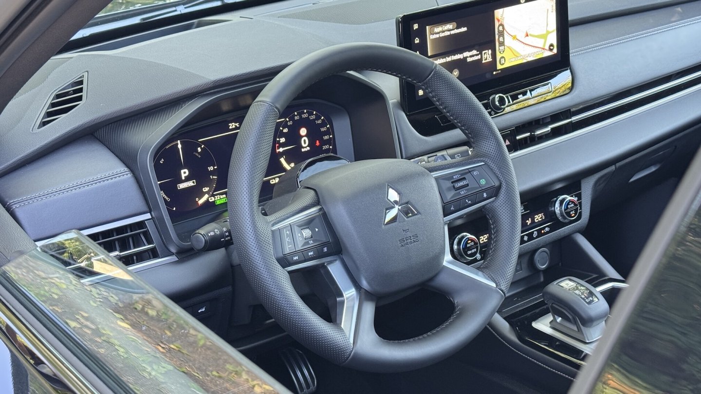 Viele Tasten, auch am Lenkrad, erleichtern die Bedienung im Mitsubishi Outlander.