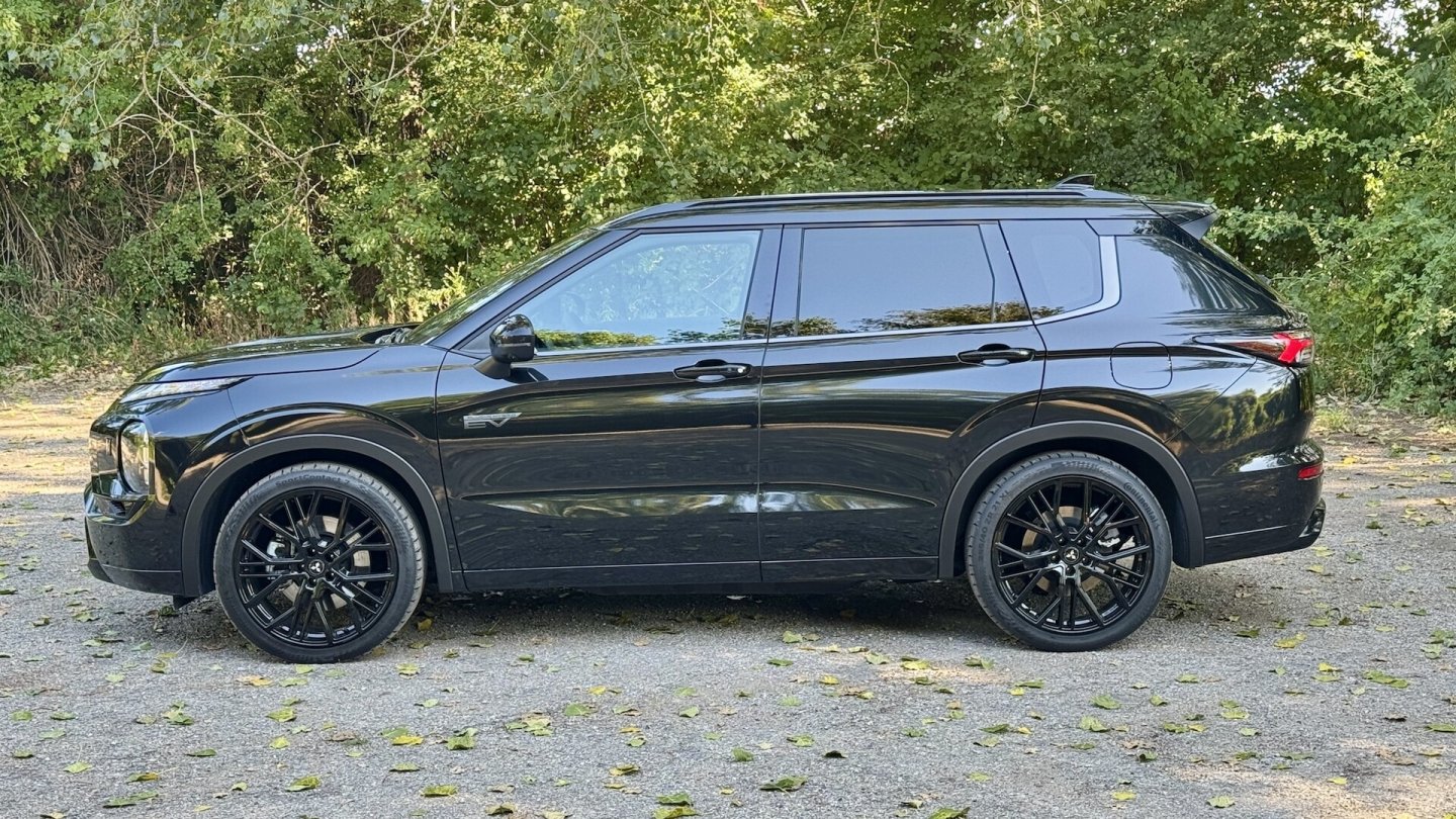 Dieser Outlander Black steht mit tiefergelegtem Fahrwerk auf 21-Zoll-Felgen aus dem Zubehör-Programm.
