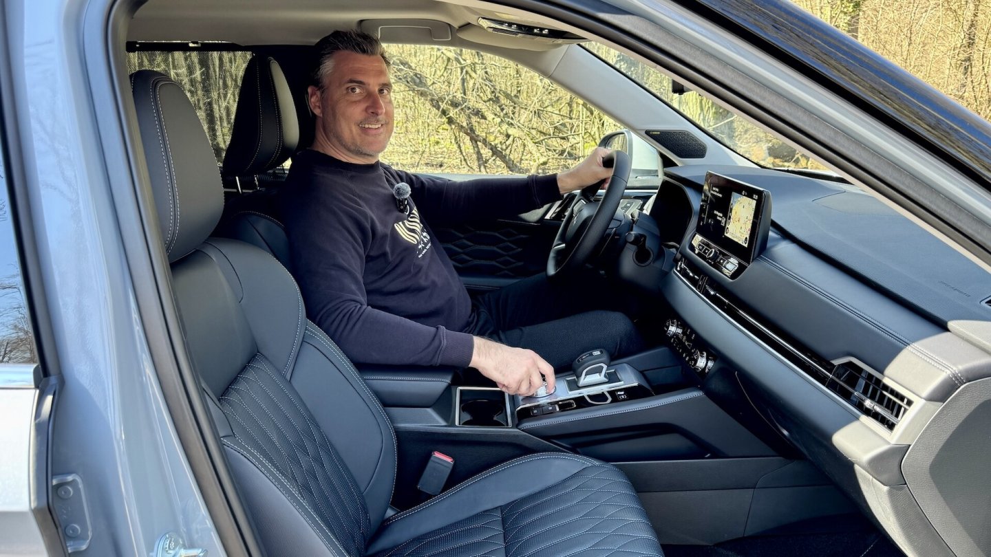 Die Bedienstruktur im Cockpit gefällt mit echten Tasten und logischem Aufbau.