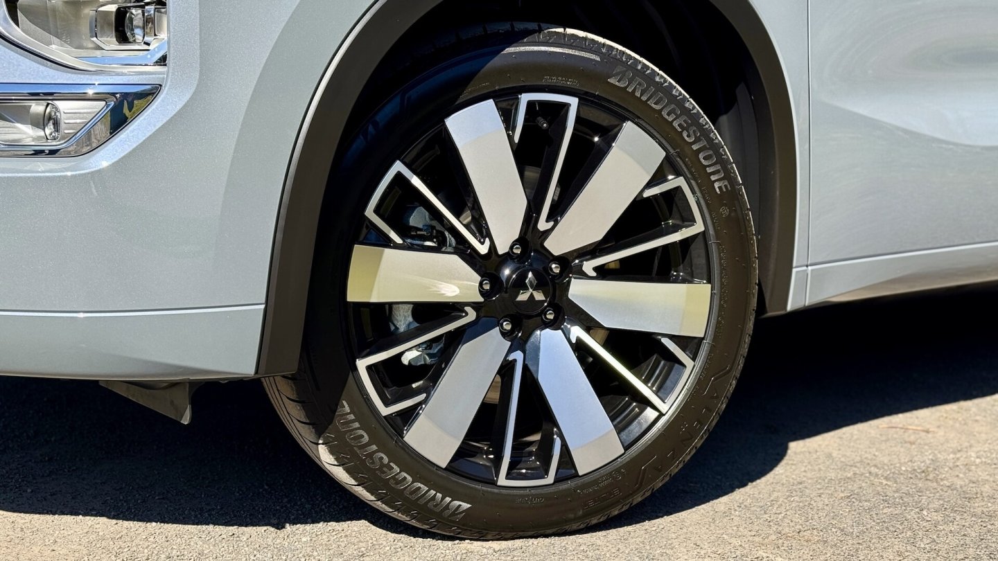 Die beiden höheren Ausstattungslinien rollen auf 20-Zoll-Felgen.