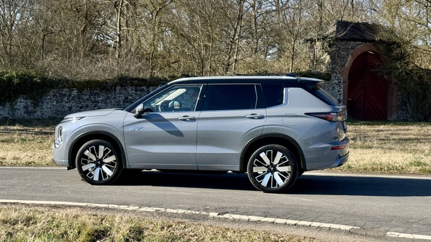 Der Outlander ist leise und komfortabel, die Fahrwerksabstimmung geriet recht weich.