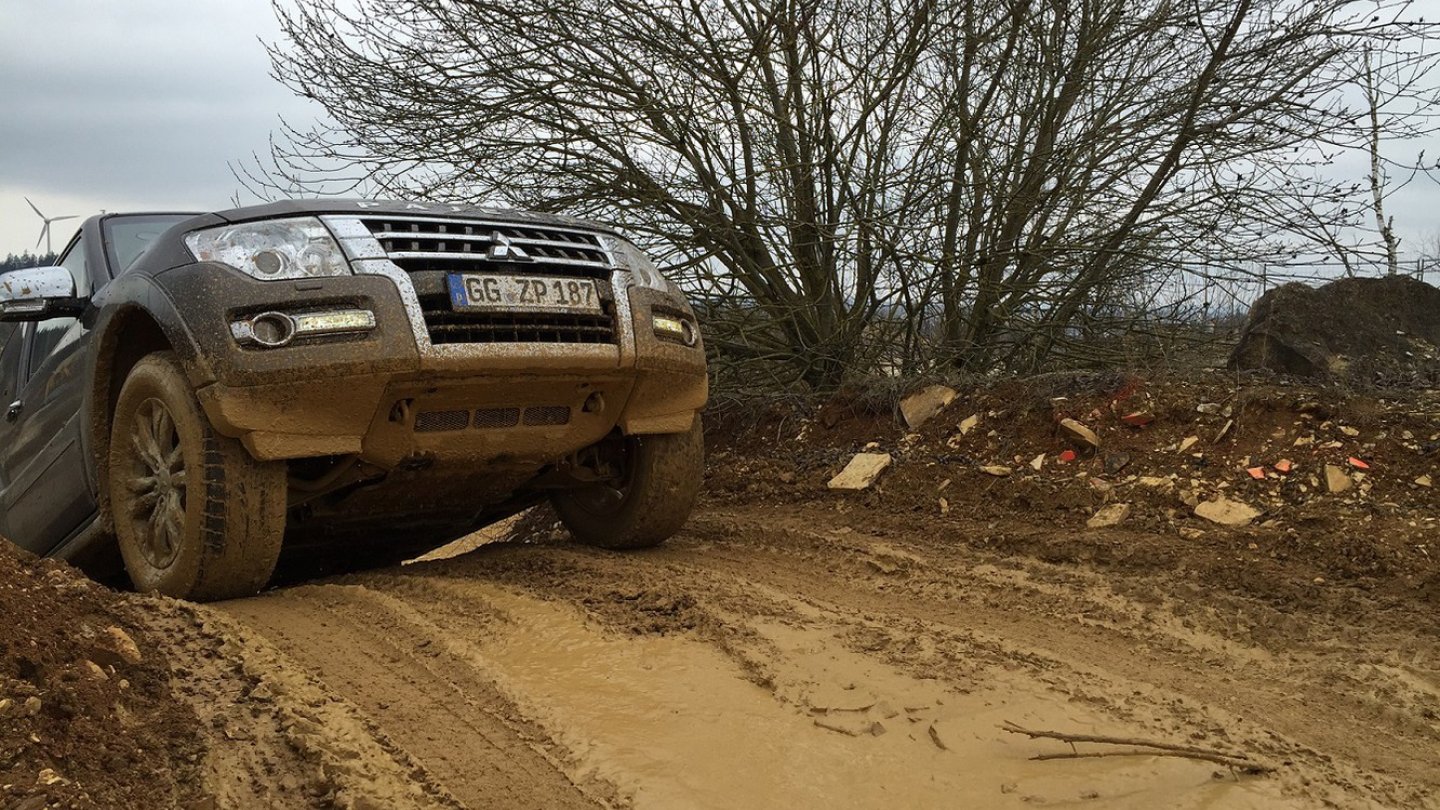 Andere mussten kapitulieren und abwärtsrutschen, der Pajero hat es geschafft.