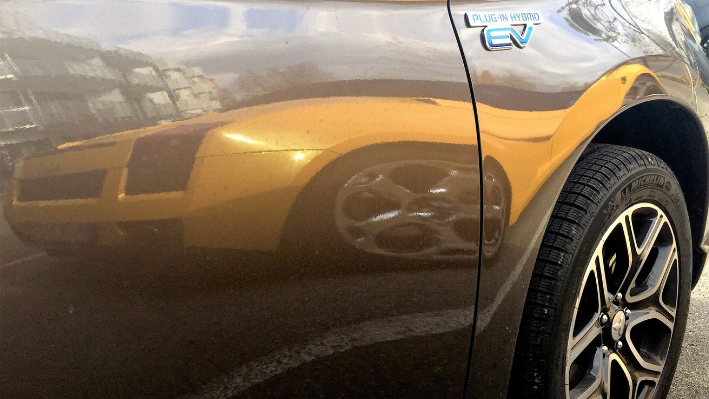 Der Lamborghini Gallardo spiegelt sich im Outlander - beide bringen auf unterschiedliche Weise Spaß