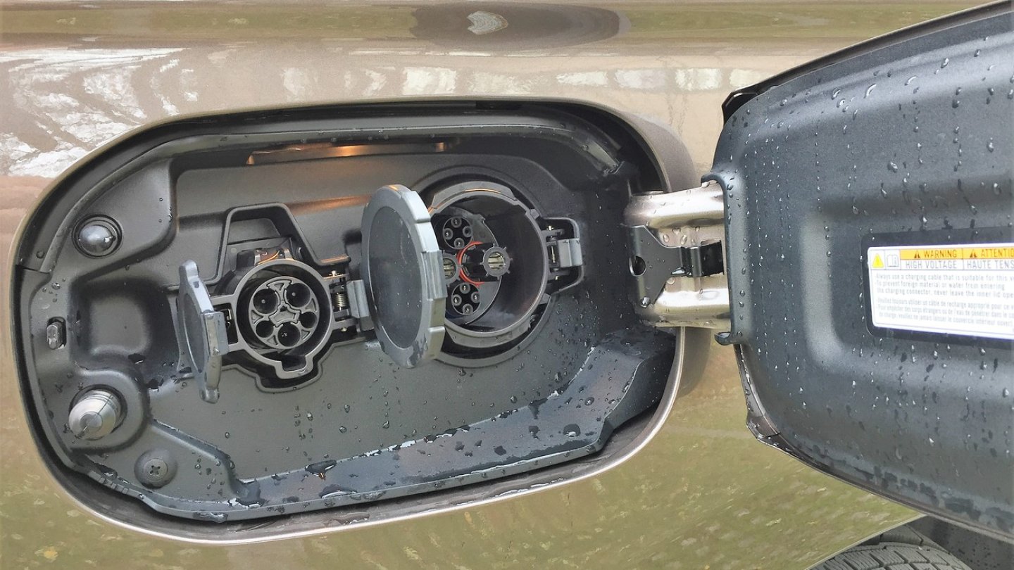 Links schließt man 230V aus der Haushaltssteckdose an, rechts Starkstrom.