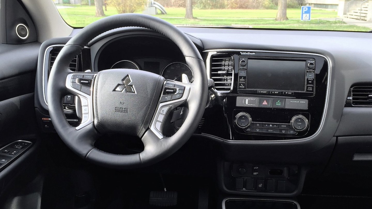 Vor dem übersichtlichen und gut verarbeiteten Armaturenbrett ist man gerne Steuermann