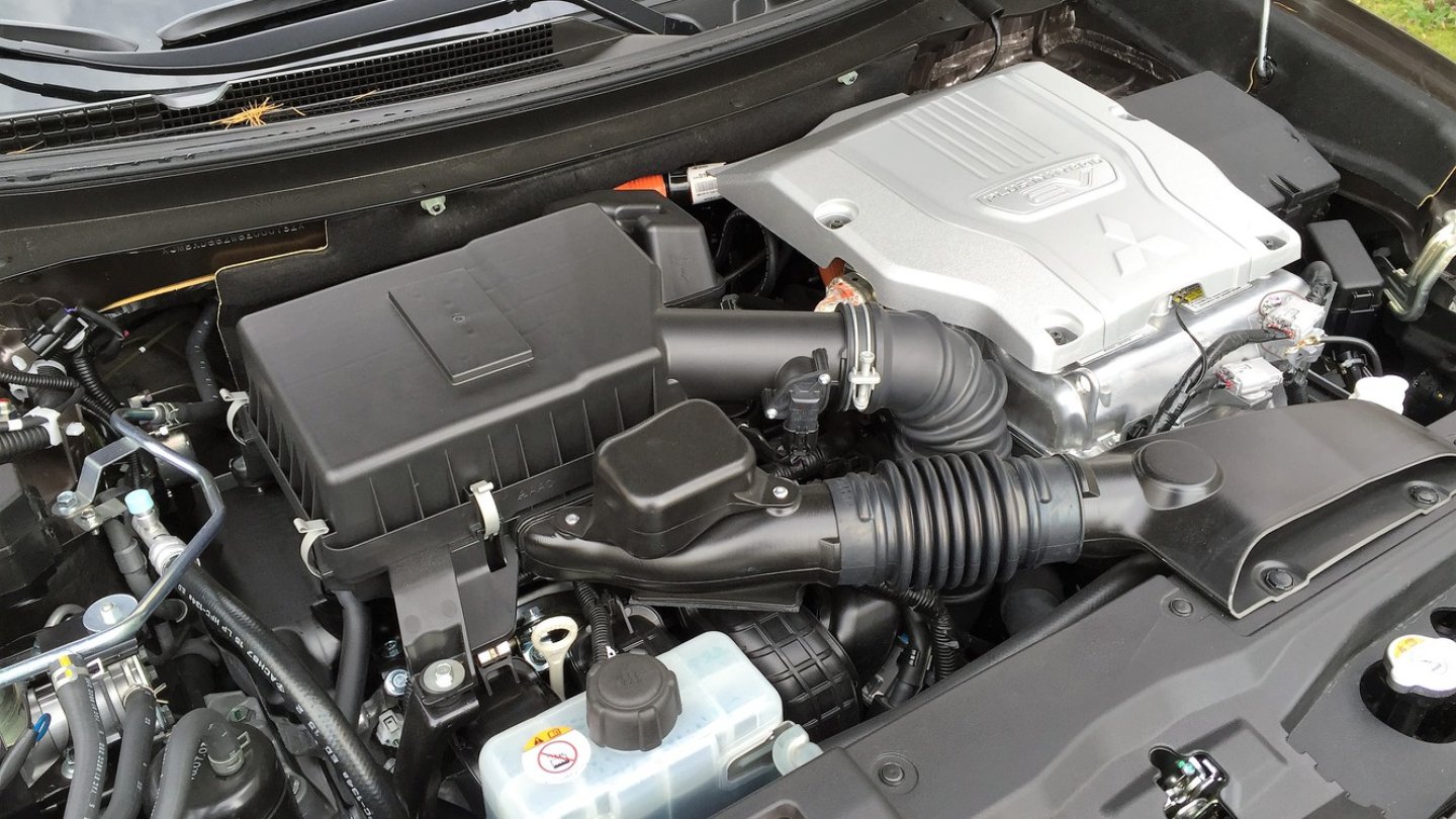 Links macht sich der Benziner schlank, rechts einer der beiden E-Motoren samt Steuereinheit