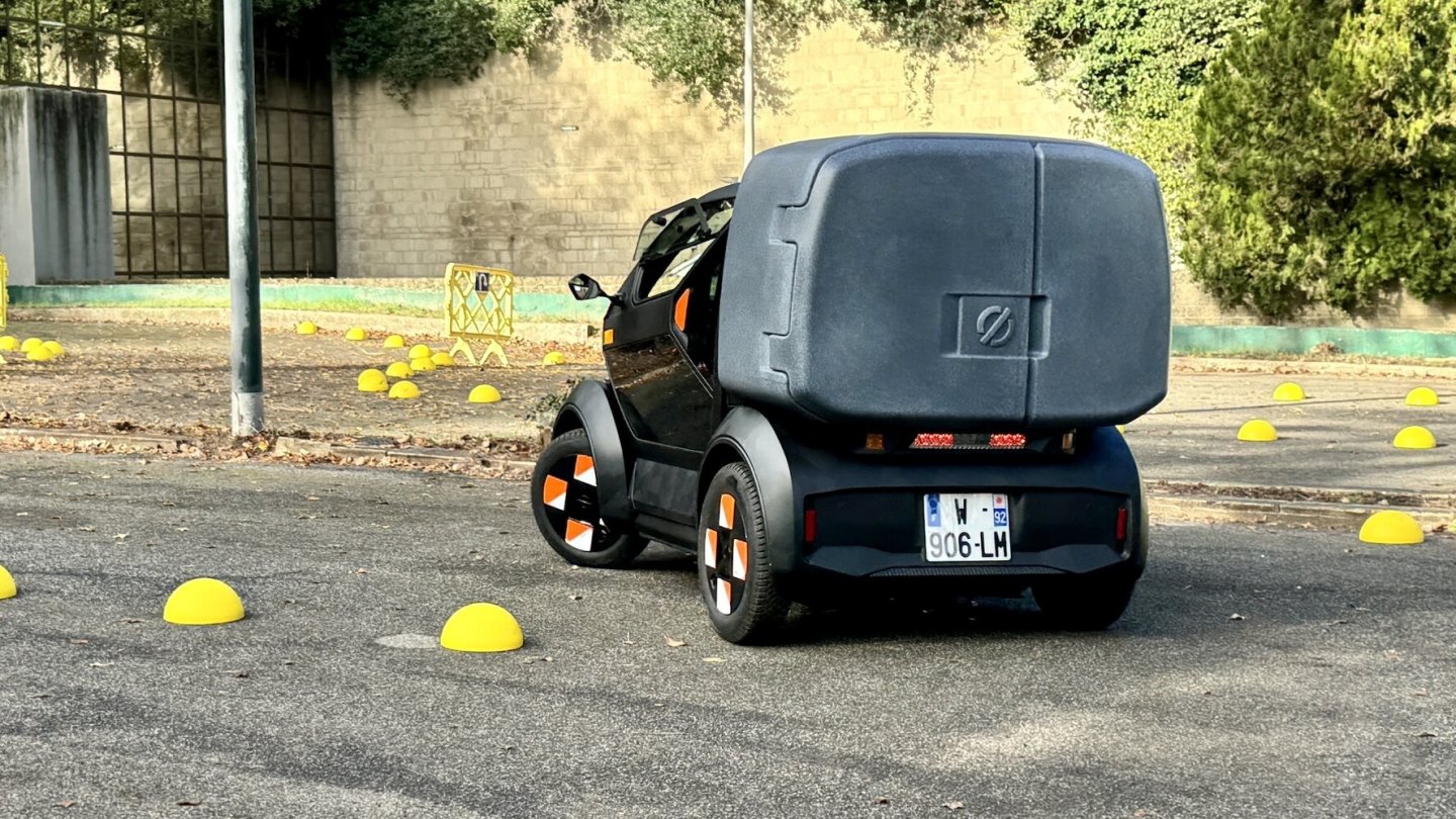 Der Mobilize Bento mit Kofferaufbau zeigt ein identisches Fahrverhalten.