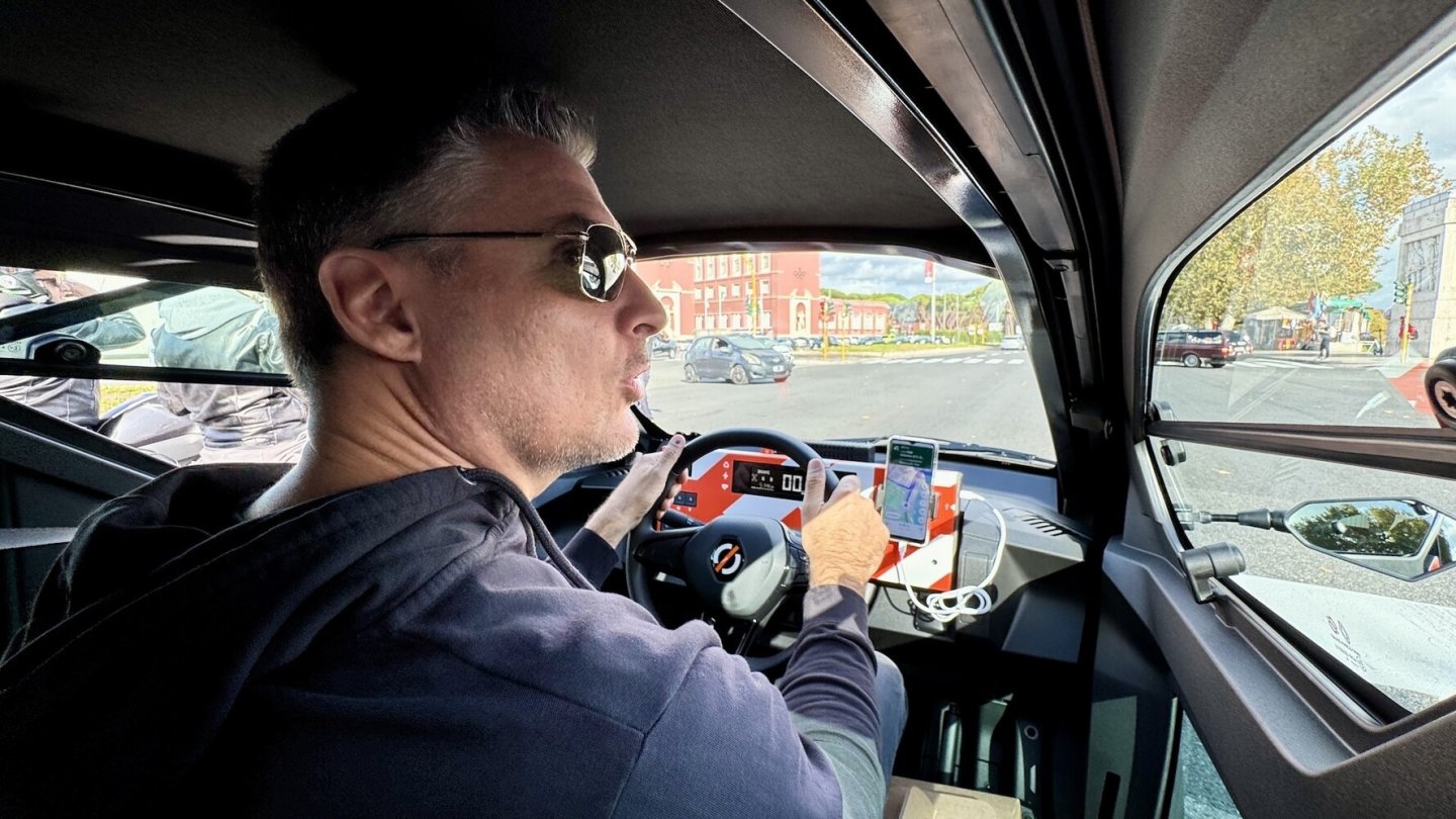 Auf Tour in Rom: Der Fahrer sitzt mittig im Leichtfahrzeug.