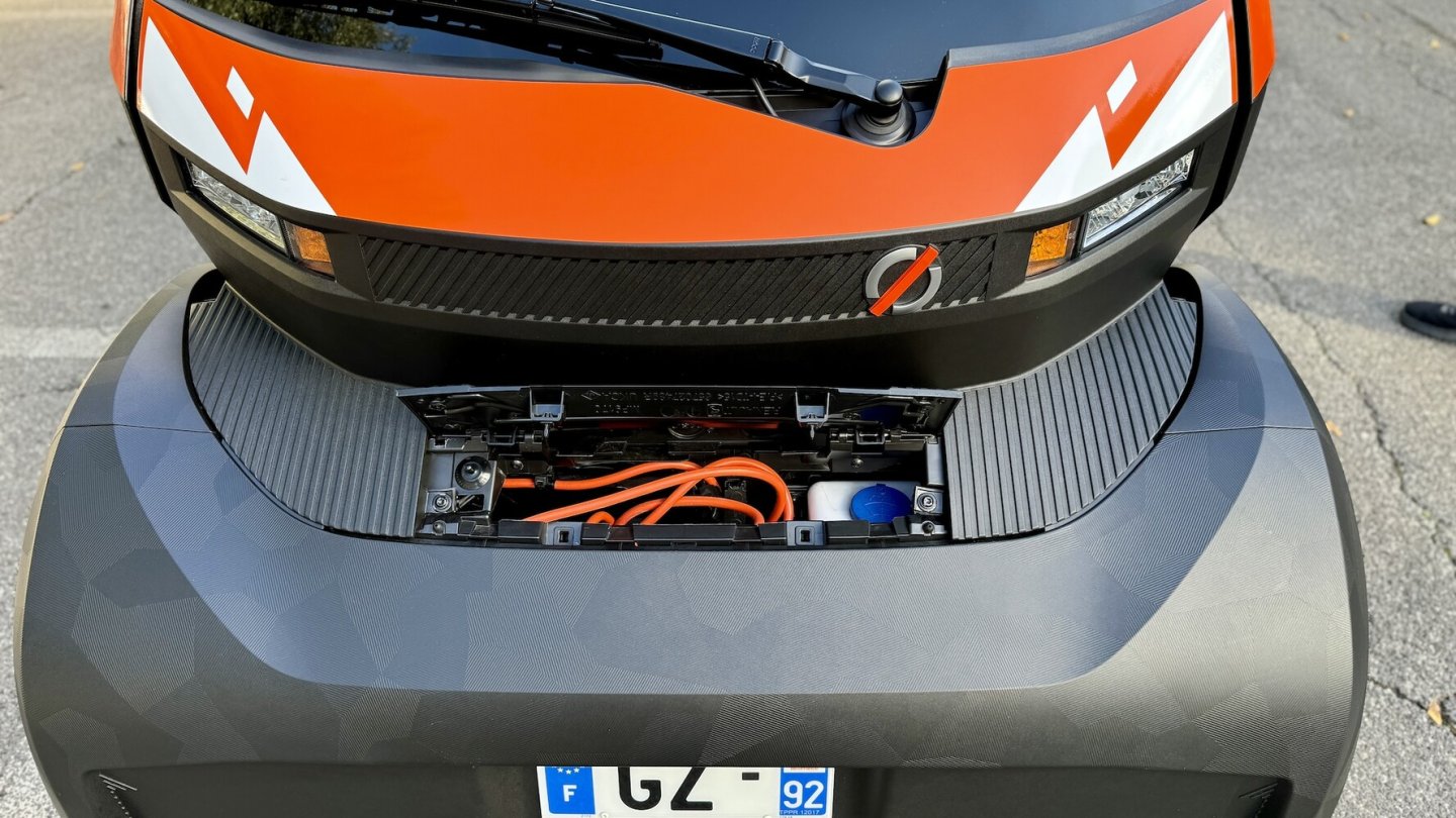 Im vorderen Stoßfänger steckt das Kabel mit Stecker für die Haushaltssteckdose.