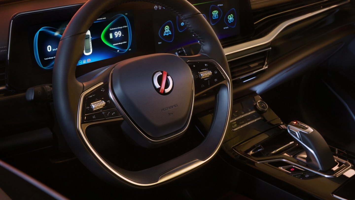 Das neue Markenlogo zeigt sich auch im Lenkrad.