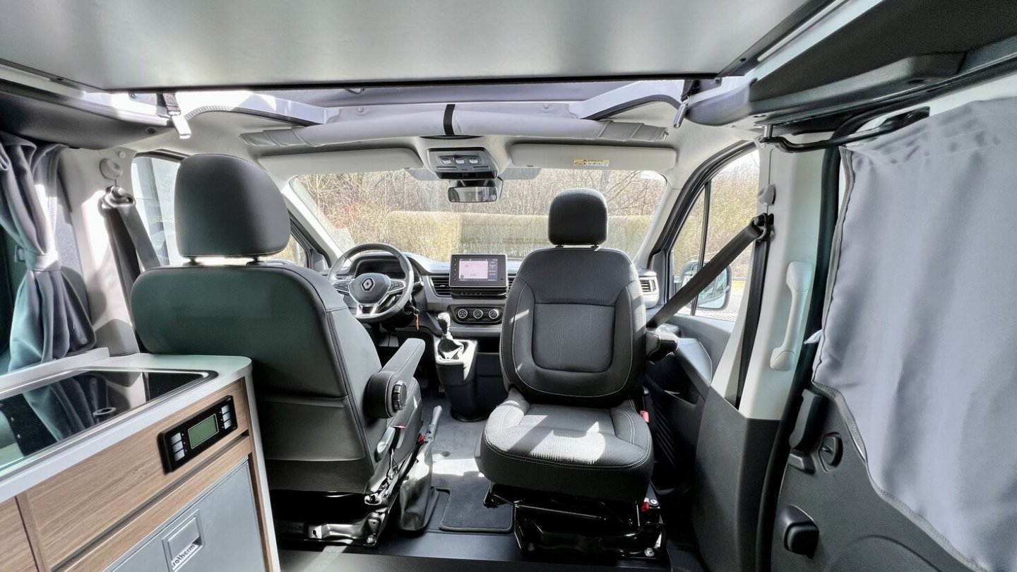 Wer länger wach bleibt, kann es sich auf den drehbaren Vordersitzen bequem machen.