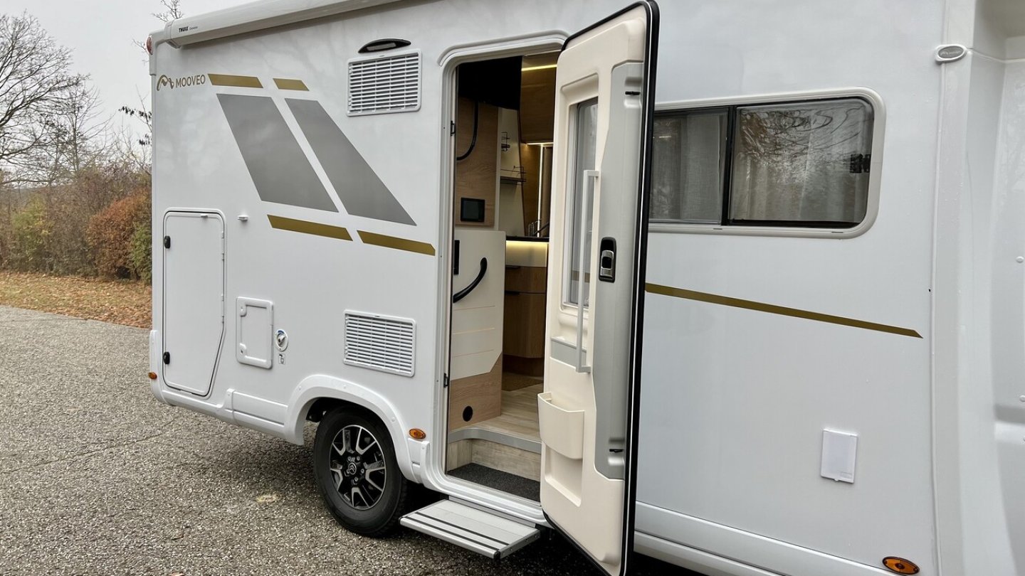 Die breite Aufbautür ist in die Zentralverriegelung integriert.