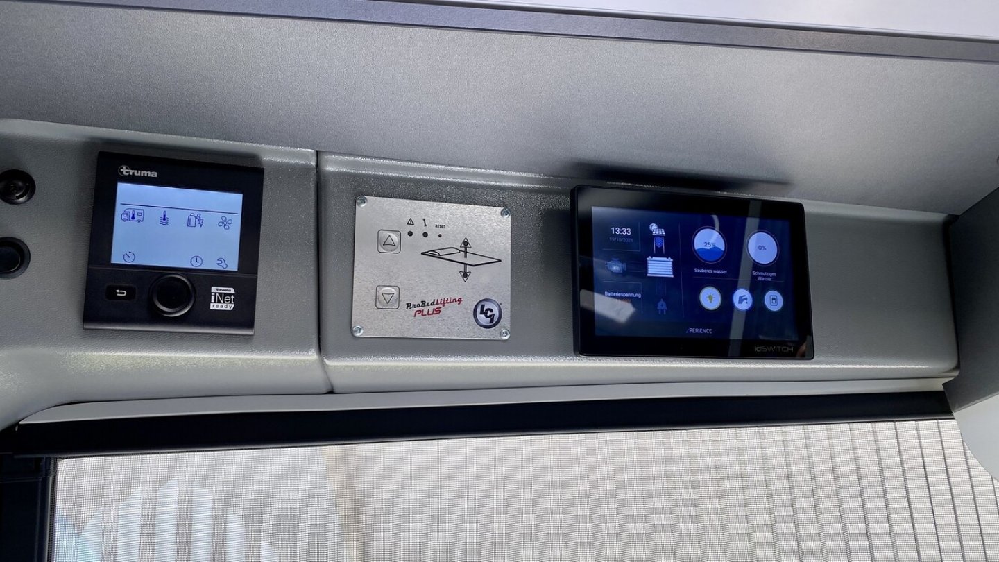 Die zentrale Steuereinheit des Wohnbereichs liegt über der Schiebetür.