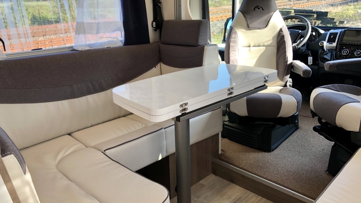 Großzügiger Wohnbereich mit vielen Sitzplätzen.